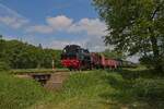 Lok 5 (ehem. TWE 152) des Museum Buurtspoorweg überquert auf dem Weg nach Boekelo die Brücke Haagmolenbeek (09.05.2024)