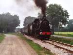 5 (MBS) mit Dampfzug 308S Haaksbergen-Boekelo bei Haaksbergen am 1-6-2000.