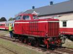 Lok 12 (ehemalige DL1 der Wittlager Kreisbahn) der Stichting Stadskanaal Rail (STAR) auf Bahnhof Stadskanaal am 25-4-2011.