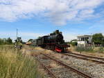 Lok 1040 der ZLSM erreicht am 10.7.19 ihren Ziel und Endbahnhof Simpelveld, im Hintergrund kann man eines der Stellwerke der Museumsbahn sehen.