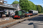 Lok 65 manövriert im Bahnhof Simpelveld mit einem Güterwagen, auf dem ein alter Peugeot 404 steht, und dem Pullman-Wagen. Aufnahme vom 25/09/2016.