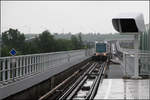 Rotterdam-Pernis -    Einfahrt eines Metrozuges in die Hochbahnstation Pernis.