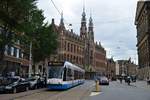 13.07.2017, Amsterdam, Nieuwezijds Voorburgwal. Combino #2030 auf der Linie 2 nach Nieuw Sloten.