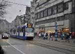 GVB 831 mit linie 24 nach Centraal Station, ein taube beobachtet alles bei passage von C&A in die DamStrae am 12.02 2011.