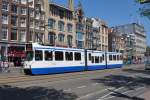 AMSTERDAM (Provinz Noord-Holland), 30.05.2011, Wagen 825 als Tram-Linie 24 bei der Fahrt durch die Hauptstraße Damrak