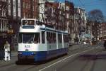 Bis zur Indienststellung der Combinos waren in Amsterdam noch zahlreiche Altbaufahrzeuge im Einsatz, wie hier der 3G 623 im April 2002. Der Triebwagen gehört zu einer Serie, die zwischen 1959 und 1961 beschafft wurde, ihr Einsatz endete 2004. Neben der Nummer sind die einzelnen Linien der Amsterdamer Tram auch durch farbige Symbole gekennzeichnet.