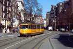 Der noch schwarz-gelb lackierte Tw 704 der Amsterdamer Straßenbahn, der im April 2002 auf der Linie 17 unterwegs ist, gehört zum Typ 6/7G, der von 1966-1968 beschafft wurde.