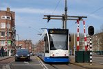 Der Combino 2142 überquert am 13.04.2016 die Grachtenbrücke in der De Clercqstraat.