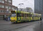 Die HTM 3066 ist die ADO tram mit linie 1 nach Delft bei Ausfarht von Den Haag HS am 30 okt 2011.