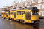 Eine Doppeltraktion mit Tw 1142 als Führendem ist auf der Linie 8 unterwegs nach Scheveningen Kurhaus (Februar 1980)