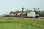 Lineas 186 457-8 mit Getreidewaggons von EBS in Fahrtrichtung Emmerich, auf der Güterstrecke bei Rumpt am 05.09.2024. Bild 23248.