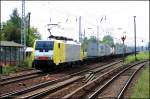 Fr ERS Railways ist ES 64 F4-206 (91 80 6189 206-6 D-DISPO) mit Containerzug unterwegs (Berlin Hirschgarten, 01.07.2009)