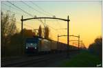 Es wird Abend (II): E189 099 / ES64F4-999, im Einsatz fr ERS Railways, fhrt mit einem Containerzug bei Dordrecht am 14. Oktober 2012.