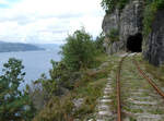 Imposanter Streckenabschnitt auf der Schienenvelofahrt zwischen Flekkefjord und Bakkekleivi, hier verläuft das Gleis am Hang etwas über dem See Lundevatnet.