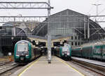 Zwei Elektrotriebzüge nach Arna und Myrdal warten in Bergen S auf die Abfahrt. Bergen, 4.9.2024