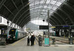 Das schön geschwungene Perrondach im Bahnhof Bergen S. Bergen, 3.9.2024