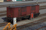 Ein Generatorwagen ist im Winter im Bahnhof Bodoe stationiert.