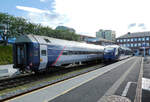 In Bodö wartet der Regionalzug nach Mosjoen auf die Abfahrt. Links stehen Reisezugwagen mit besonderer Form im Stilllager. Bodö, 22.8.2024