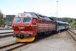 Di 4 653 fährt mit dem Zug aus Trondheim in den Bahnhof Bodö ein.