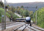 Der Zug von Oslo nach Trondheim fährt in Dombas ein.