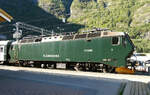 Im Bahnhof Flam kann die ältere Lok El 17 2230 der Flamsbana bestaunt werden.