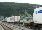 Dank dieses leeren Containerwagens entstand eine Lücke, durch welche man die drei Skisprungschanzen sehen konnte. Mo i Rana, 23.8.2024