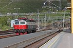 SSRT Rc6 1335 am 01.06.2015 beim Umsetzten an das andere Zugende im Bahnhof von Narvik, nachdem sie mit dem IC 96 (Boden C - Narvik) ankam.