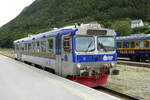 Golden Train: der Triebwagen für die Ausflugsfahrt von Andalsnes in toller Landschaft nach Bjorli und zurück. In der Nebensaison reicht ein Triebwagen, in der Hauptsaison werden wohl die Wagen im Hintergrund verwendet. Andalsnes, 28.8.2024