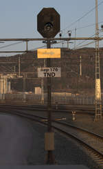 Lichtsignalrepeater in Trondheim, interessant ist die Kennzeichnung, neben einer Nummer steht das bahnamtliche Kürzel des jeweiligen Bahnhofes auf der Tafel. Hier TND für Trondheim.Der gelbe Pfeil weist auf das Gleis hin , für welches das Signal gilt.
14.04.2018  06:46 Uhr.