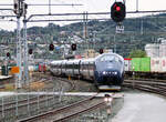 Fernverkehrszug nach Oslo fährt in den Bahnhof Trondheim S ein.