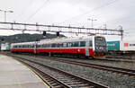 Dieseltriebzug 9202 fährt in den Bahnhof Trondheim S ein.