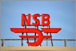 Logo der NSB auf dem Bahnhof von Trondheim.