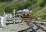 Der Zug aus Trondheim fährt in den Bahnhof Bodö ein. Das Foto wurde vom Bahnsteig aus gemacht. Bodö, 22.8.2024