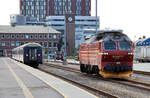 Der Zug aus Trondheim ist in Bodö angekommen, die Diesellok Di 4 653 setzt um. Bodö, 22.8.2024