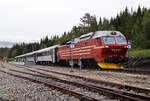 R472 von Bodö nach Trondheim an einem regnerischen Abend beim Fahrgastwechsel im Bahnhof Namsskogan. Namsskogan, 23.8.2024