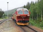 Einfahrt Di4.654 in den Bahnhof Harran in Norwegen  am 28.Juni 2016 zur Weiterfahrt in Richtung Bodø.