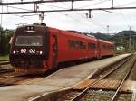 92.02/92.52 mit Regionalzug 413 Rros-Trondheim auf Bahnhof Stren am 6-7-2000. Bild und scan: Date Jan de Vries.