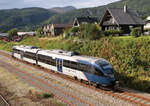 Triebzug 93.02 hat vor wenigen Minuten als Regionalzug von Andalsnes nach Dombas den Abgangsbahnhof verlassen und fährt am Güterbahnhof vorbei Richtung Osten. Andalsnes, 28.8.2024