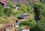 Triebzug 93.02 hat vor wenigen Minuten als Regionalzug von Andalsnes nach Dombas den Abgangsbahnhof verlassen und fährt in der Abendsonne Richtung Osten. Andalsnes, 28.8.2024