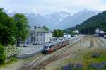 ndalsnes, Bergsteigerhauptstadt Norwegens, ist Endpunkt der Raumabahn. Diese Strecke wird heute ausschliesslich von zweiteiligen Triebzgen der Baureihe 93 (Talent) befahren. Am Nachmittag des 3.7.2010 wartet eine Doppeltraktion dieser Triebzge auf die Abfahrt nach Dombs. Einzeln sind sie hier hchstens in der Zwischensaison anzutreffen... 