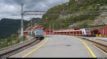 Vy El 18 2254 und 2249 erreichen mit einem Zug der Flåmbahn aus Flåm am 24.