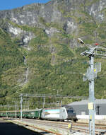 El 18 2250 verlässt als Schlusslok mit dem Touristenzug nach Myrdal den Bahnhof Flam.