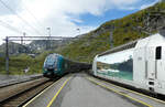 Triebzug 75163 fährt mit dem R40 nach Finse im Bahnhof Myrdal ein, währenddem rechts die El 18 2254 als Schlusslok beim Zug nach Flam auf die Abfahrt wartet. Myrdal, 31.8.2024