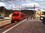 18 2249 mit Zug 601 Oslo-Bergen auf Bahnhof Geilo am 3-7-2000. Bild und scan: Date Jan de Vries.