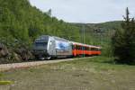 Sommerferien in Skandinavien, 1. Teil: An der Bergenbahn: El 18 2248 verlässt am 05.07.2015 Haugastøl in Richtung Finse.