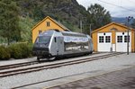 AURLAND (Provinz Sogn og Fjordane), 09.09.2016, Lok 18 2251 im Bahnhof Flåm, dem Beginn (oder Ende) der Flåmsbana am Aurlandfjord