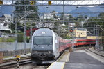 VOSS (Provinz Hordaland), 09.09.2016, Lok 18 2245 vor Zug 601 nach Bergen bei der Einfahrt in den Bahnhof Voss an der Bergenbahn