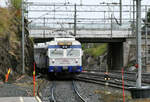 Der Arctic Train fährt bei Regenwetter vom Abstellfeld in den Bahnhof Narvik ein.