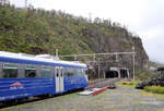 Der Arctic Train hält ein paar Minuten in Rombak hoch über dem Rombakfjord, bevor die Weiterfahrt zurück nach Narvik durch den nächsten Tunnel erfolgt. Rombak, 16.8.2024