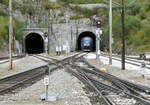 Triebzug 73114 an der Spitze des Zuges von Trondheim nach Oslo verlässt den Tunnel im Bahnhof Dombas und fährt an den Bahnsteig. Der Tunnel links führt auf die Strecke nach Andalsnes. Dombas, 28.8.2024